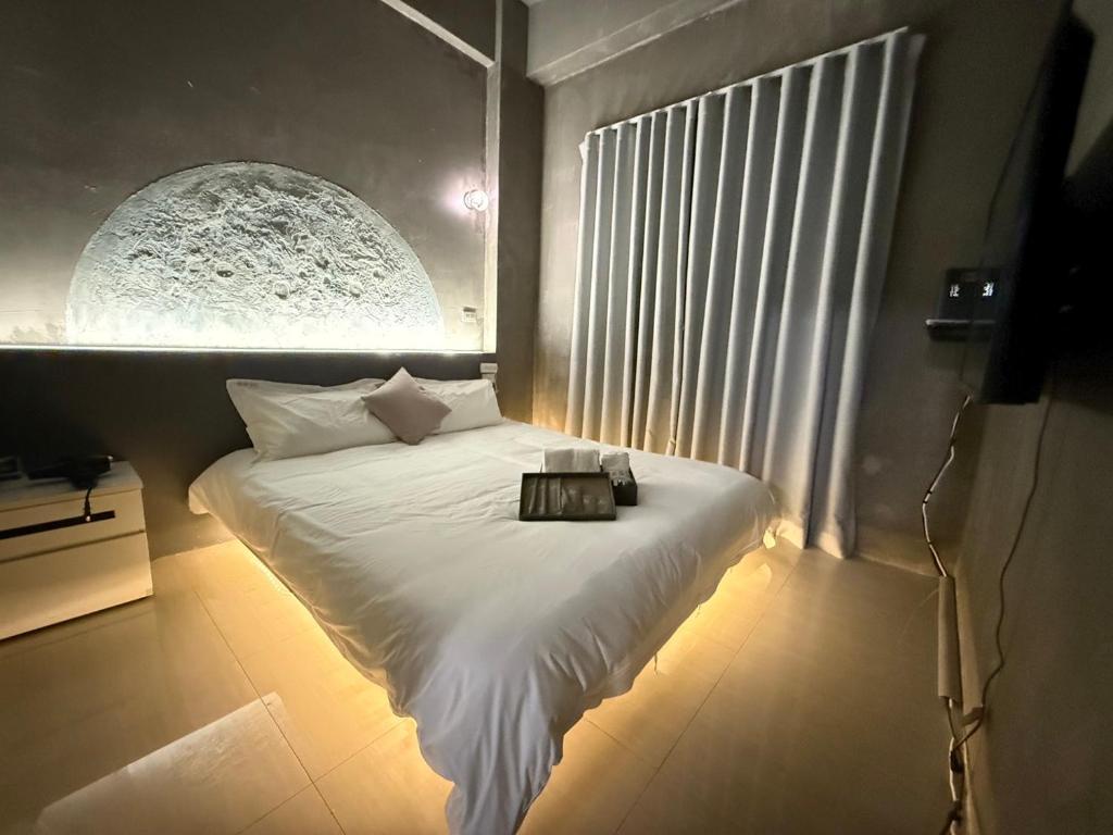 Postel nebo postele na pokoji v ubytování 月出悠悠Moon Rise B&B