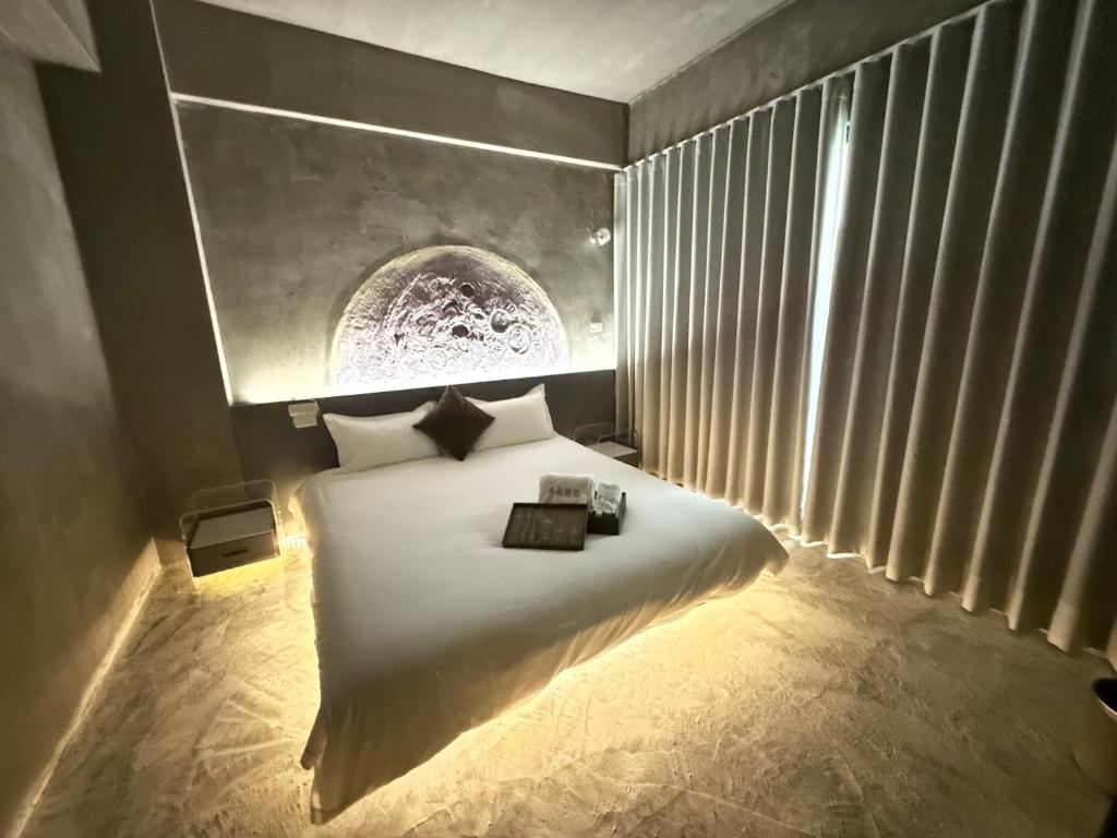 Postel nebo postele na pokoji v ubytování 月出悠悠Moon Rise B&B