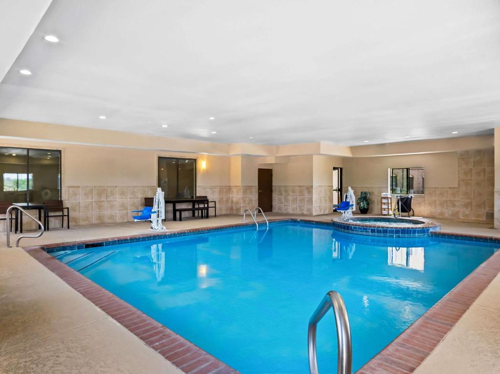 a large pool in a hotel room at Comfort Suites Lindale in Lindale