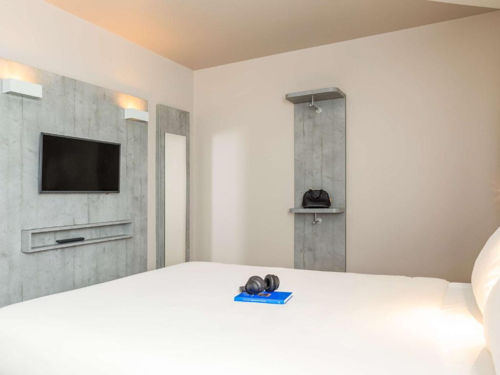 Postel nebo postele na pokoji v ubytování ibis budget Gonesse Le Bourget