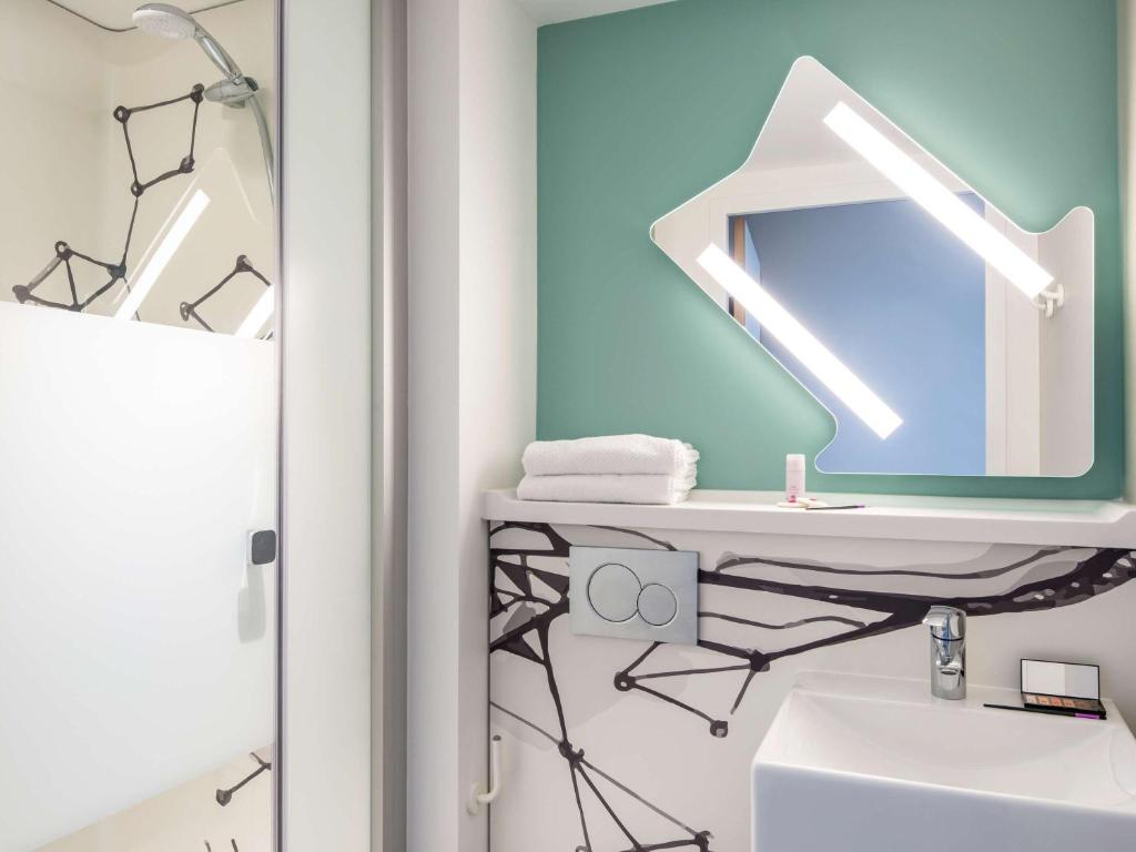Koupelna v ubytování ibis budget Gonesse Le Bourget