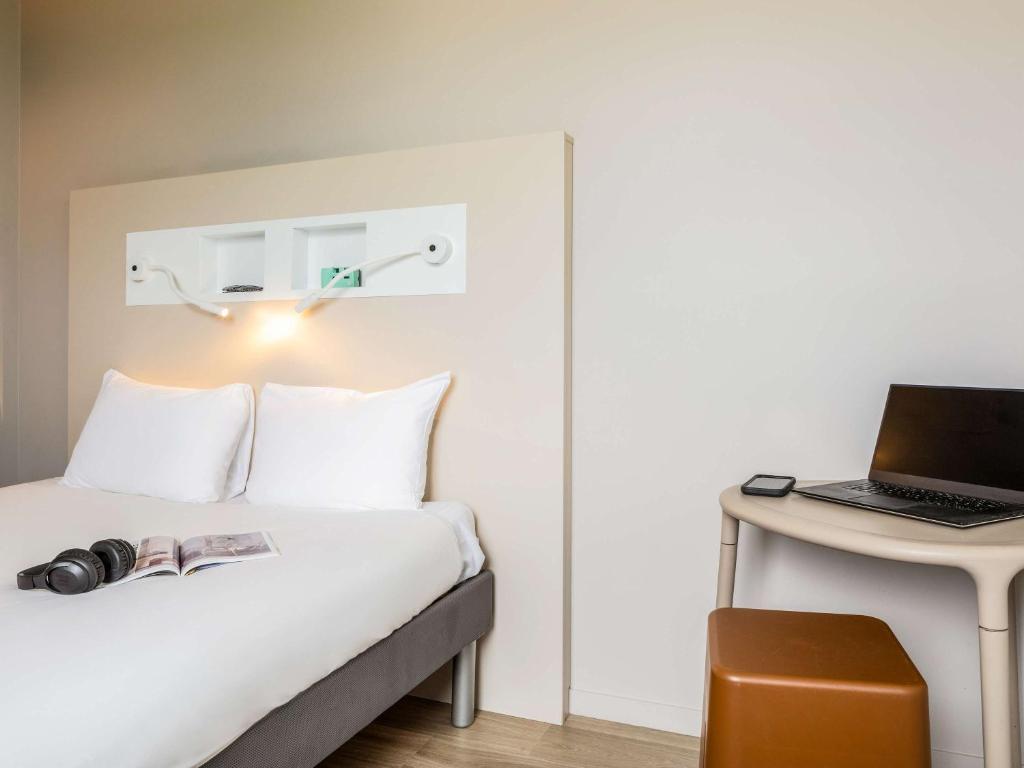 Postel nebo postele na pokoji v ubytování ibis budget Gonesse Le Bourget