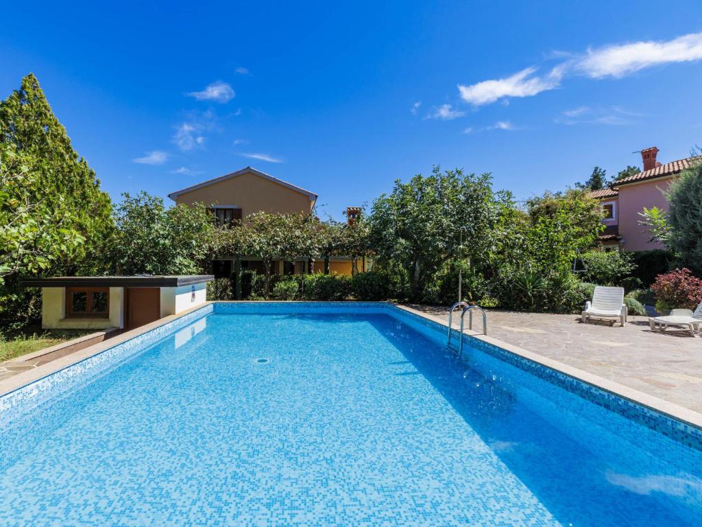 Bazén v ubytování Holiday Home Edi by Interhome nebo v jeho okolí