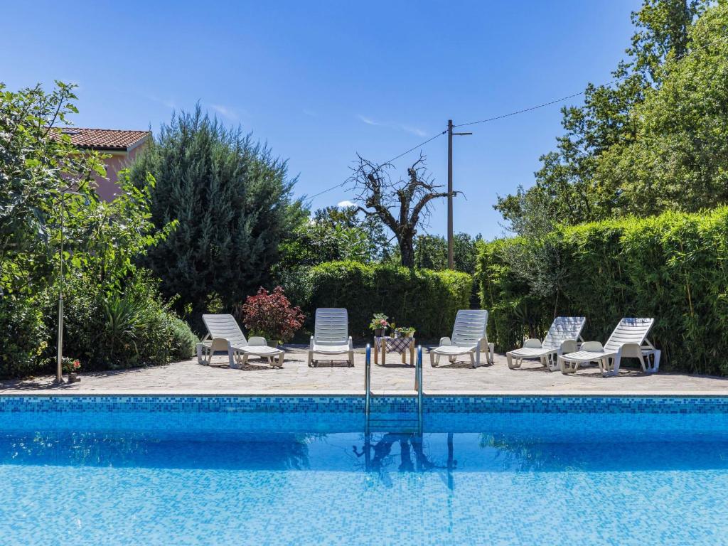 Bazén v ubytování Holiday Home Edi by Interhome nebo v jeho okolí