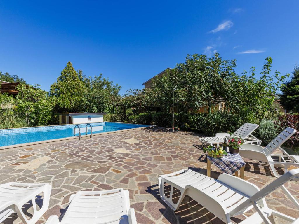 Bazén v ubytování Holiday Home Edi by Interhome nebo v jeho okolí