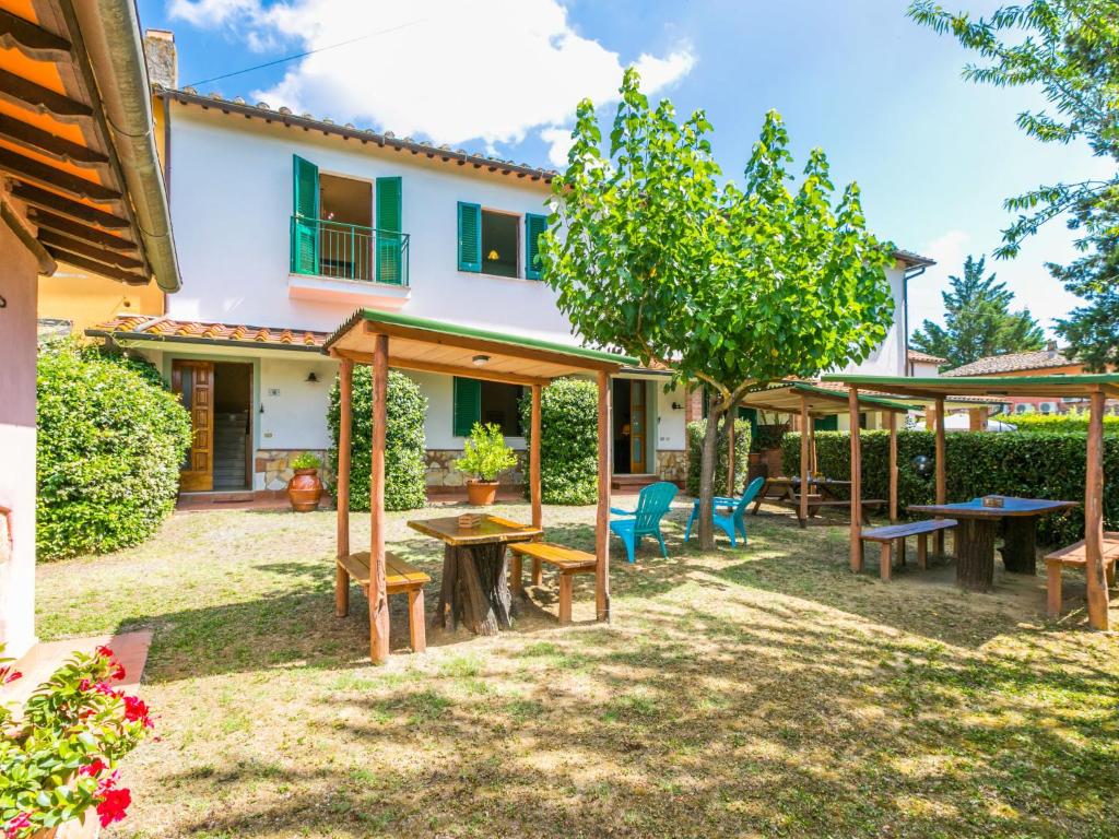 Κήπος έξω από το Holiday Home L'Uccelliera by Interhome