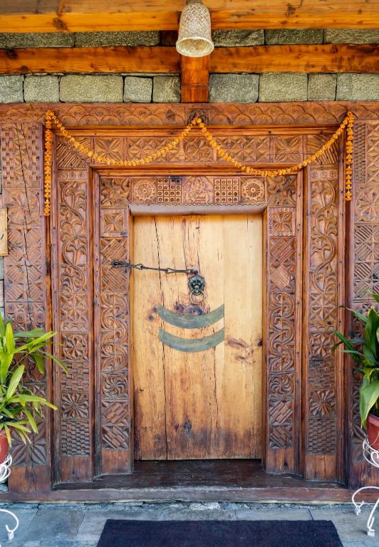 库尔卢Himalyan Kothi Kais的建筑的木门,上面有标志