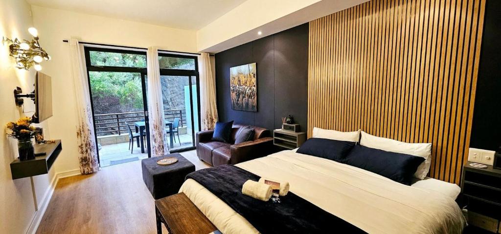 una camera da letto con un letto grande e un soggiorno di Herolds Bay 510 a Herolds Bay