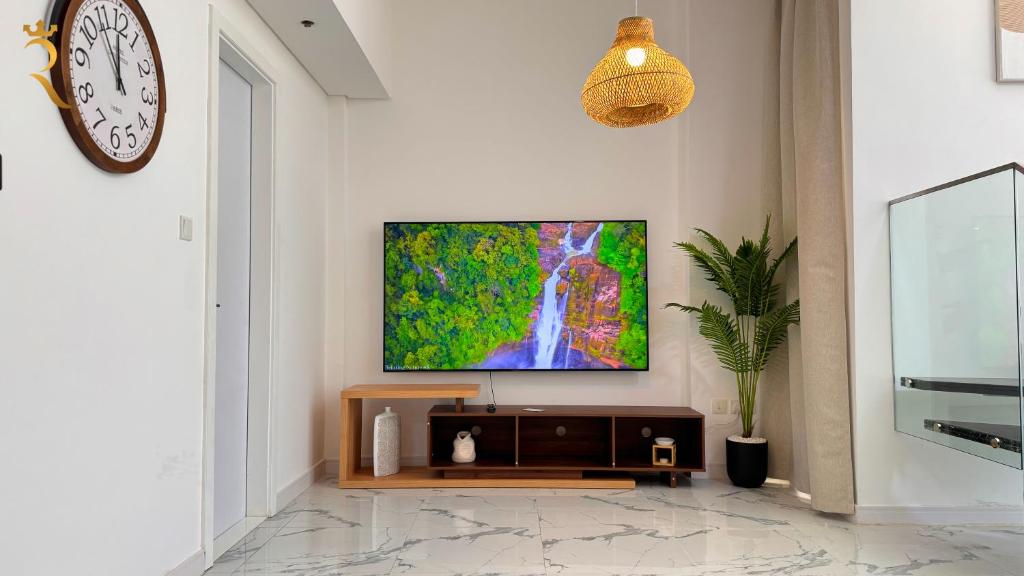فضای داخلی 2BR Masdar City - Serene Eco Stay with Pool در ابوظبی - تصویر ۳