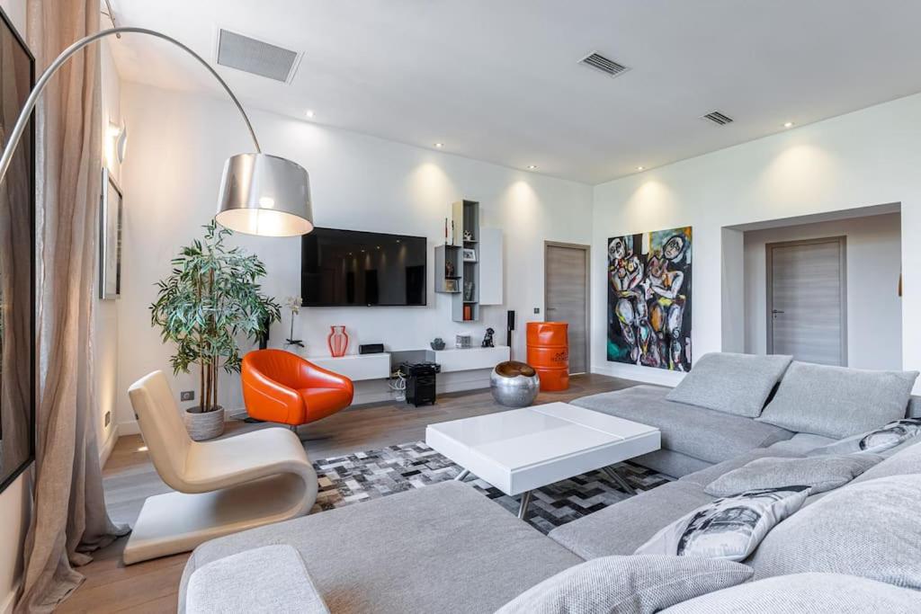 un salon avec un canapé et une table dans l'établissement Le Massena, à Nice