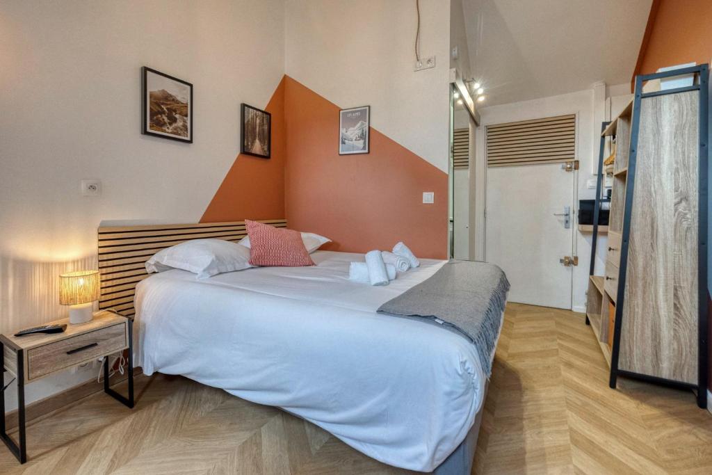 une chambre avec un grand lit dans une pièce dans l'établissement Pandore - HyperCentre - Place Verdun, à Grenoble