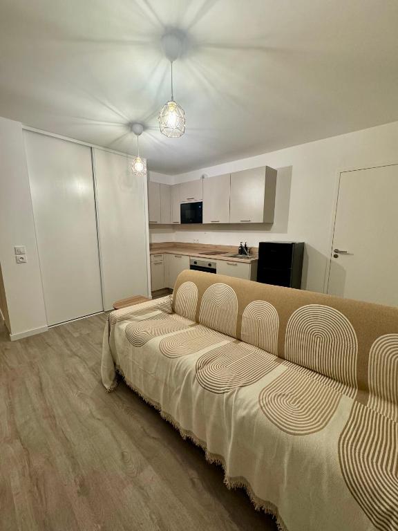 Cette chambre comprend un grand lit et une cuisine. dans l'établissement Studio moderne et tout équipé, proche du RER, Paris & aéroport d'Orly en 20 min, lit bébé sur demande, à Vitry-sur-Seine