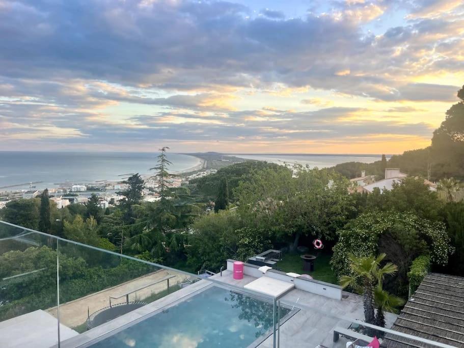 Cette maison avec piscine offre une vue sur l'océan. dans l'établissement piscine chauffée vue mer villa standing, à Sète