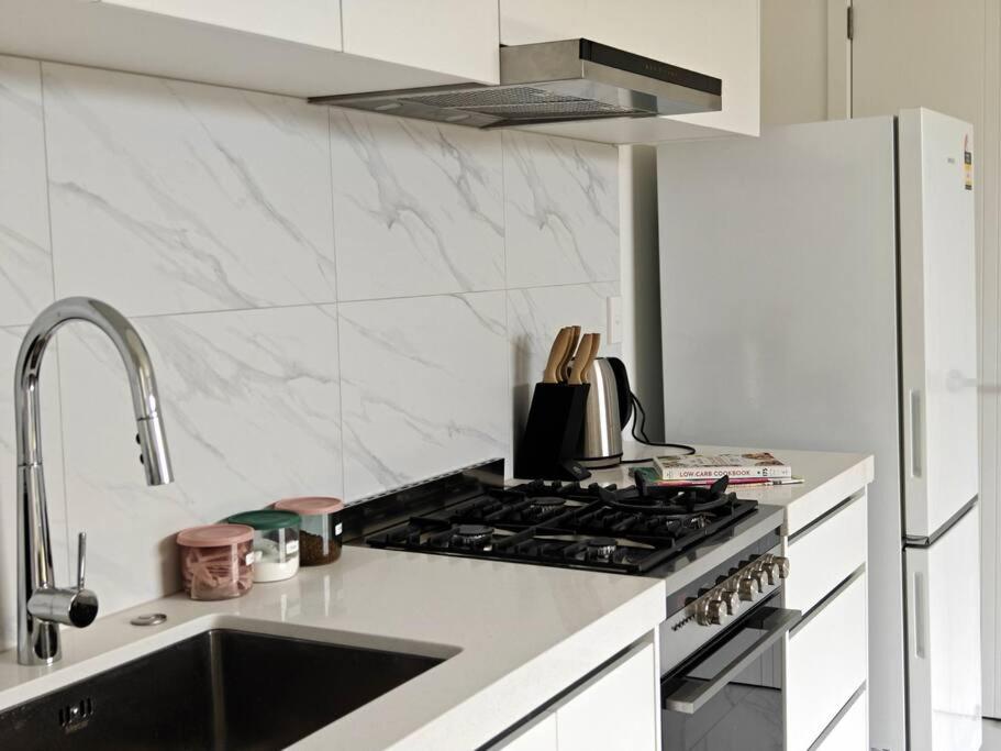 Contemporary New 2-Bedroom Home - Resim 11