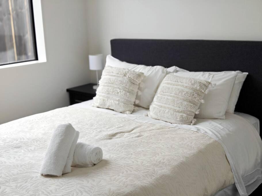 Contemporary New 2-Bedroom Home - Resim 6