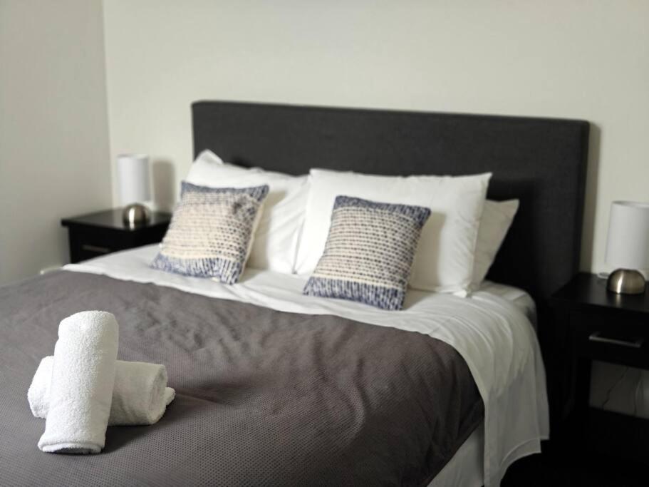 Contemporary New 2-Bedroom Home - Resim 2