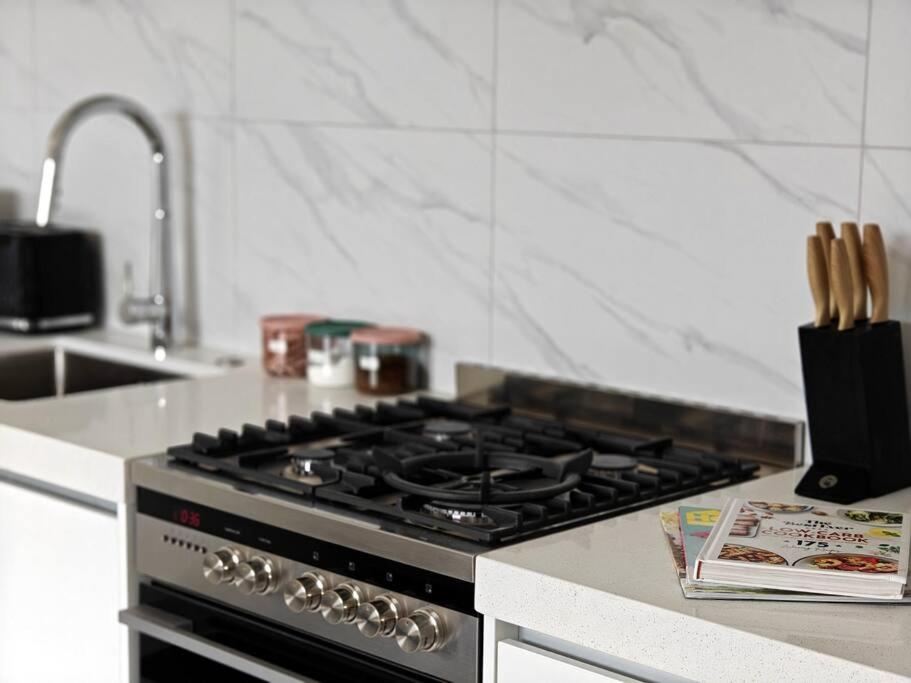 Contemporary New 2-Bedroom Home - Resim 13