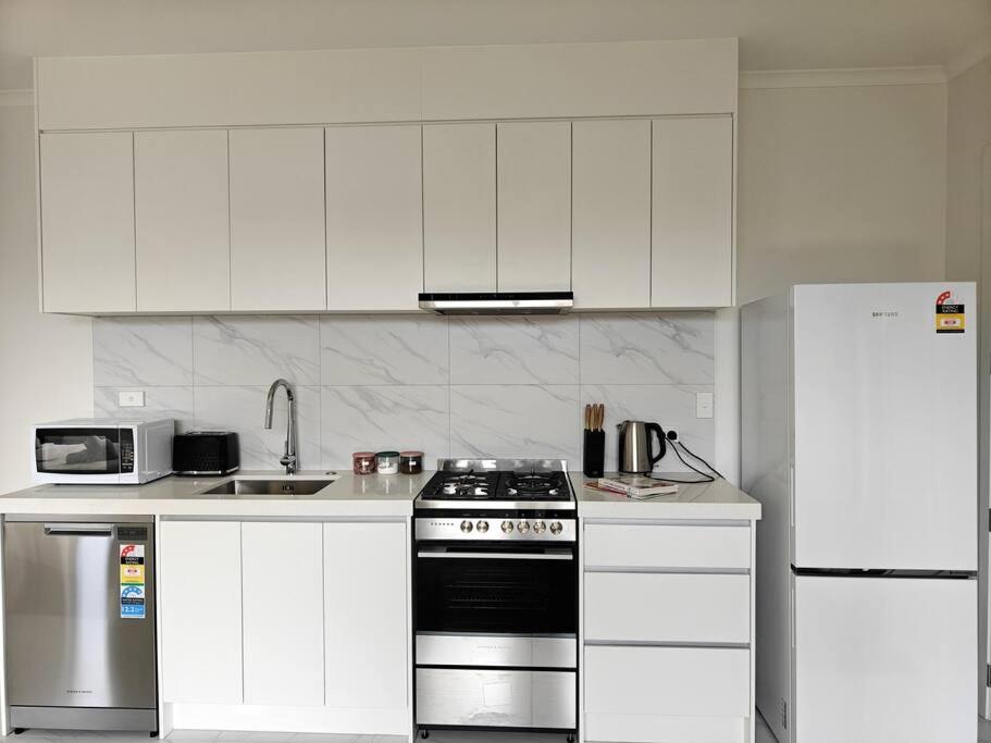 Contemporary New 2-Bedroom Home - Resim 8