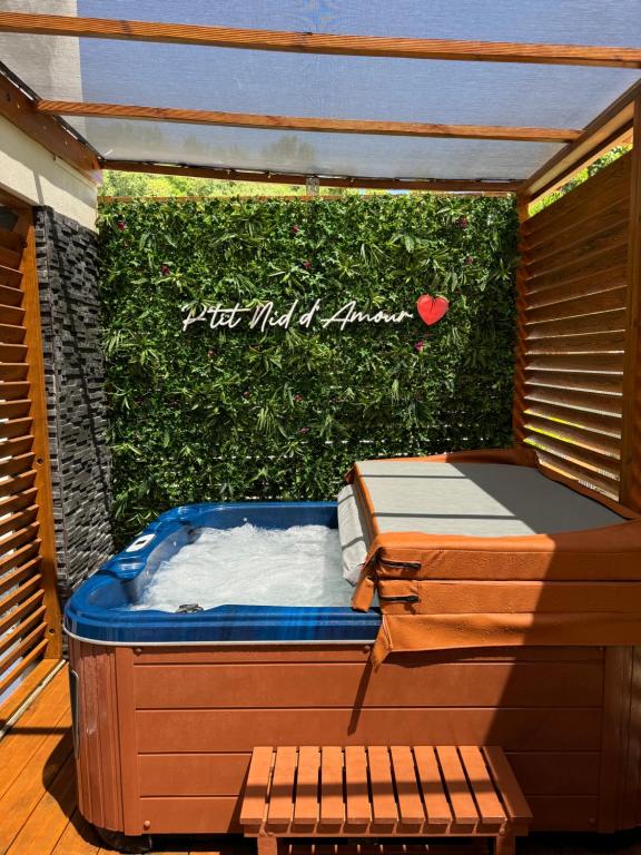 een hottub met een bordje waarop staat 'ik wou dat ik het wist' bij Charmante maison avec jacuzzi in Le Gosier