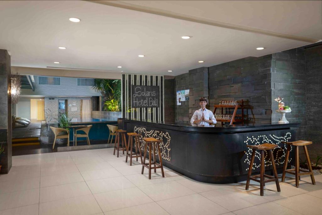 Členové personálu v ubytování Solaris Hotel Kuta