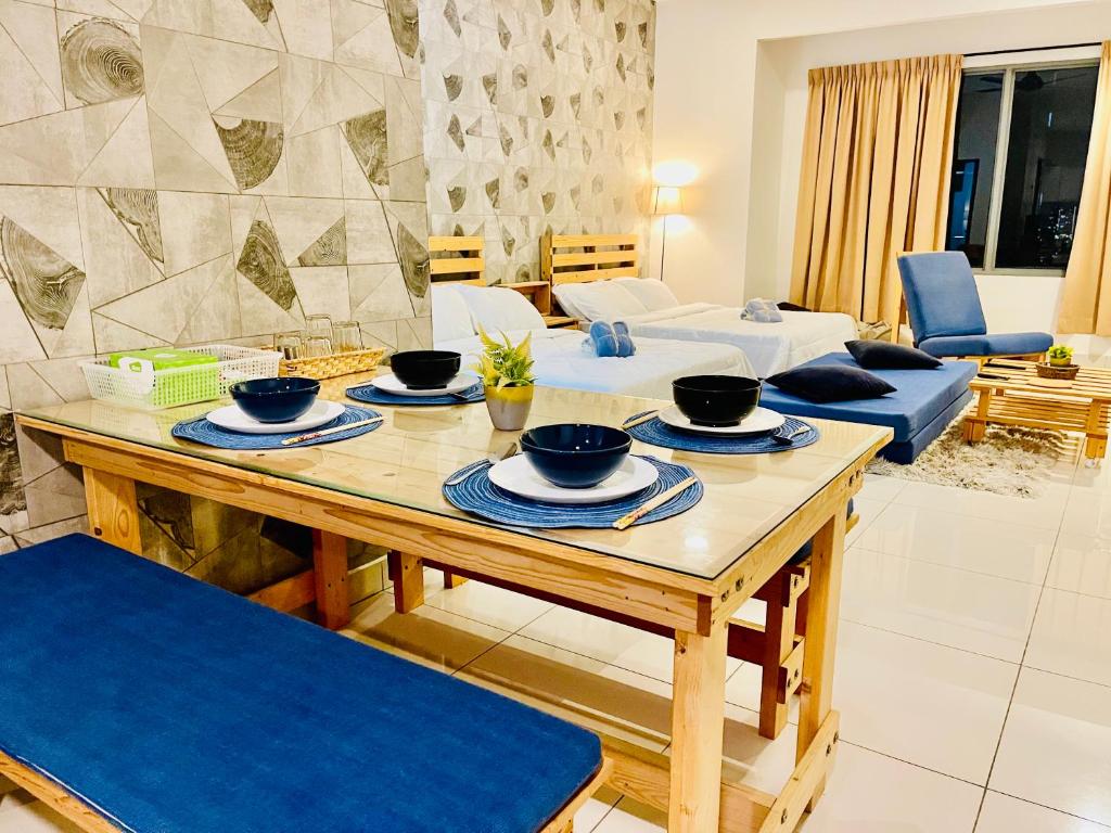 ein Wohnzimmer mit einem Holztisch mit Schalen darauf in der Unterkunft Near Sunway Damen Cozy Homestay in Subang Jaya