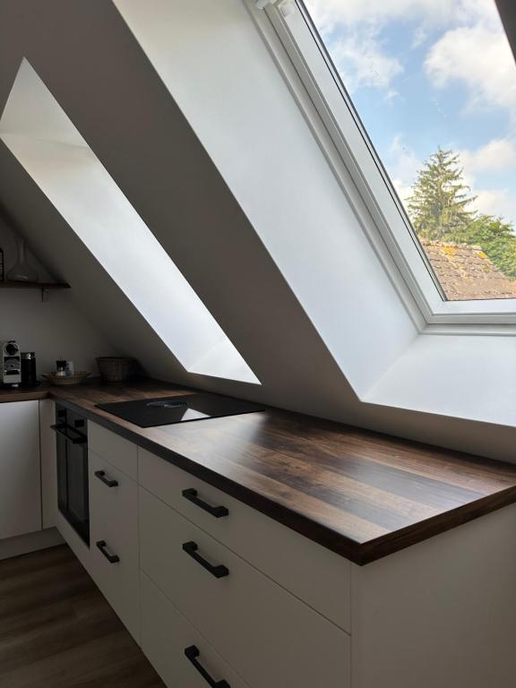 Kuchyň nebo kuchyňský kout v ubytování Exklusive Maisonette-Wohnung am Rande von Freiburg im Breisgau