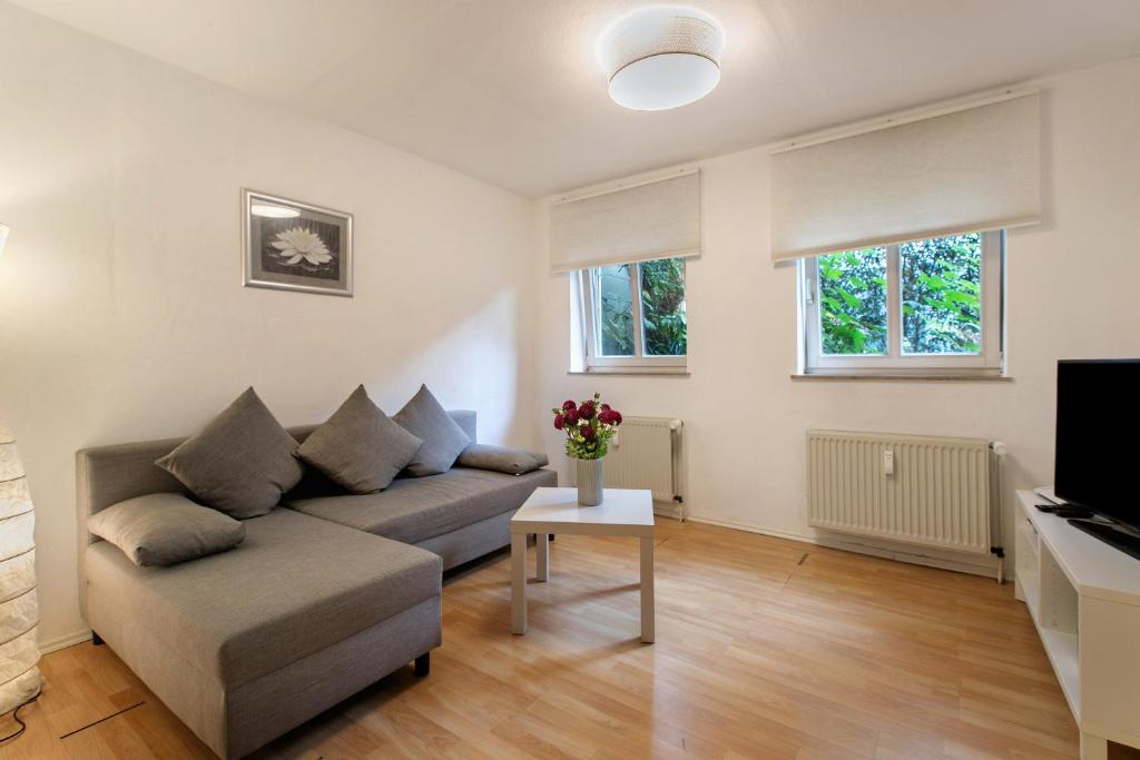uma sala de estar com um sofá e uma TV em Einfache Gästewohnung 'nordlicht' em Flensburg