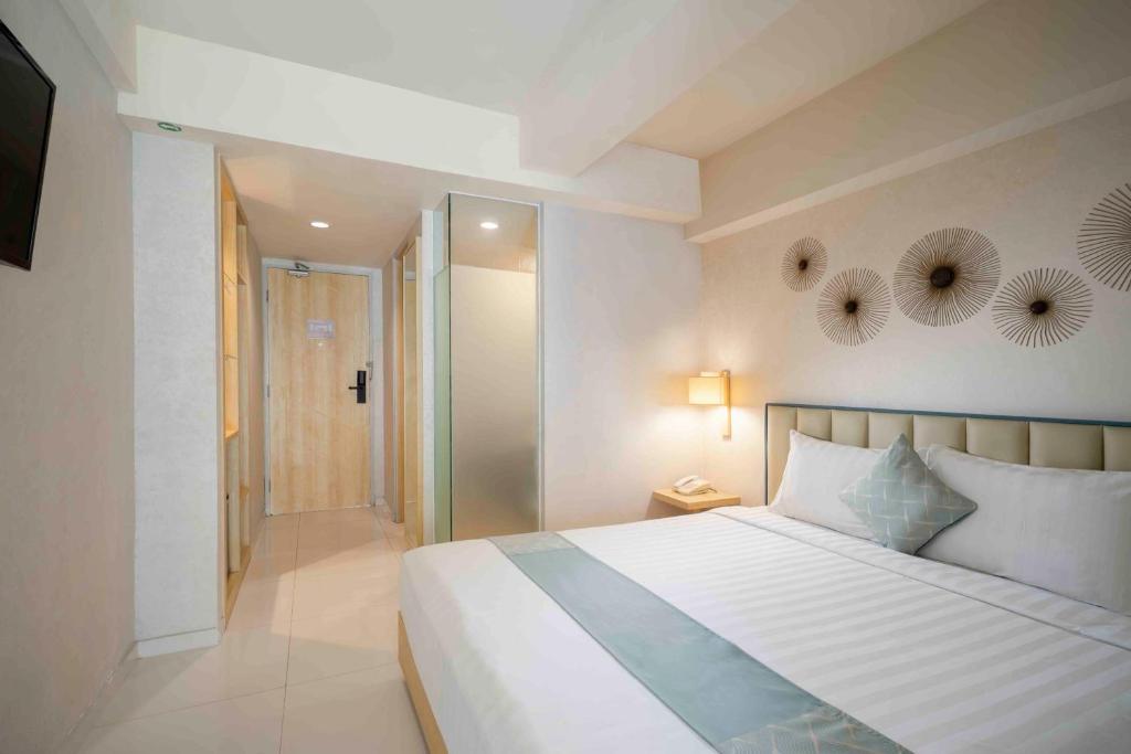 Postel nebo postele na pokoji v ubytování Solaris Hotel Kuta