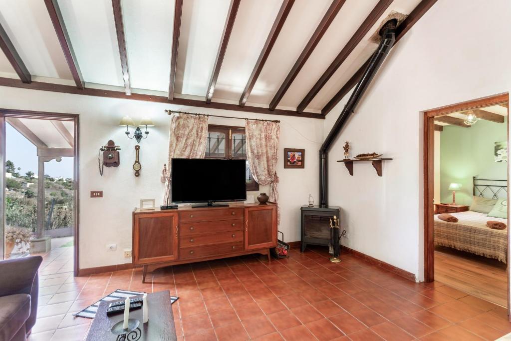 Televízia a/alebo spoločenská miestnosť v ubytovaní La Finca de Teror