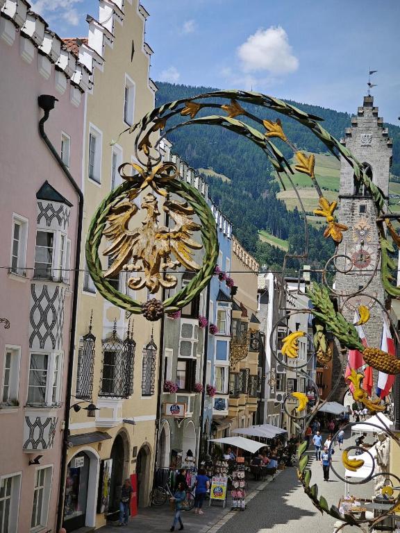 a view of a street with buildings and a sign at Appartamento Aquila D'oro in Vipiteno