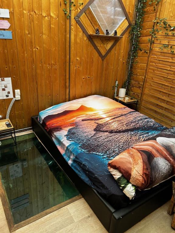 Ce lit se trouve dans un dortoir doté d'un sol en verre. dans l'établissement l'aquarium, à Brignoles