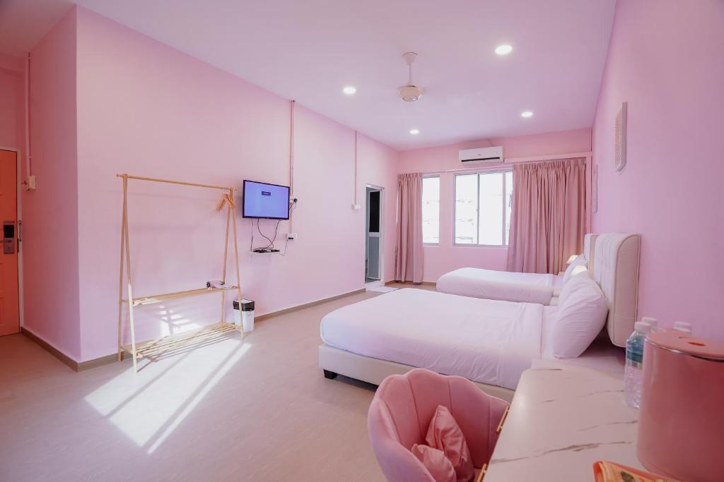 Postel nebo postele na pokoji v ubytování Pink Cabana Hotel