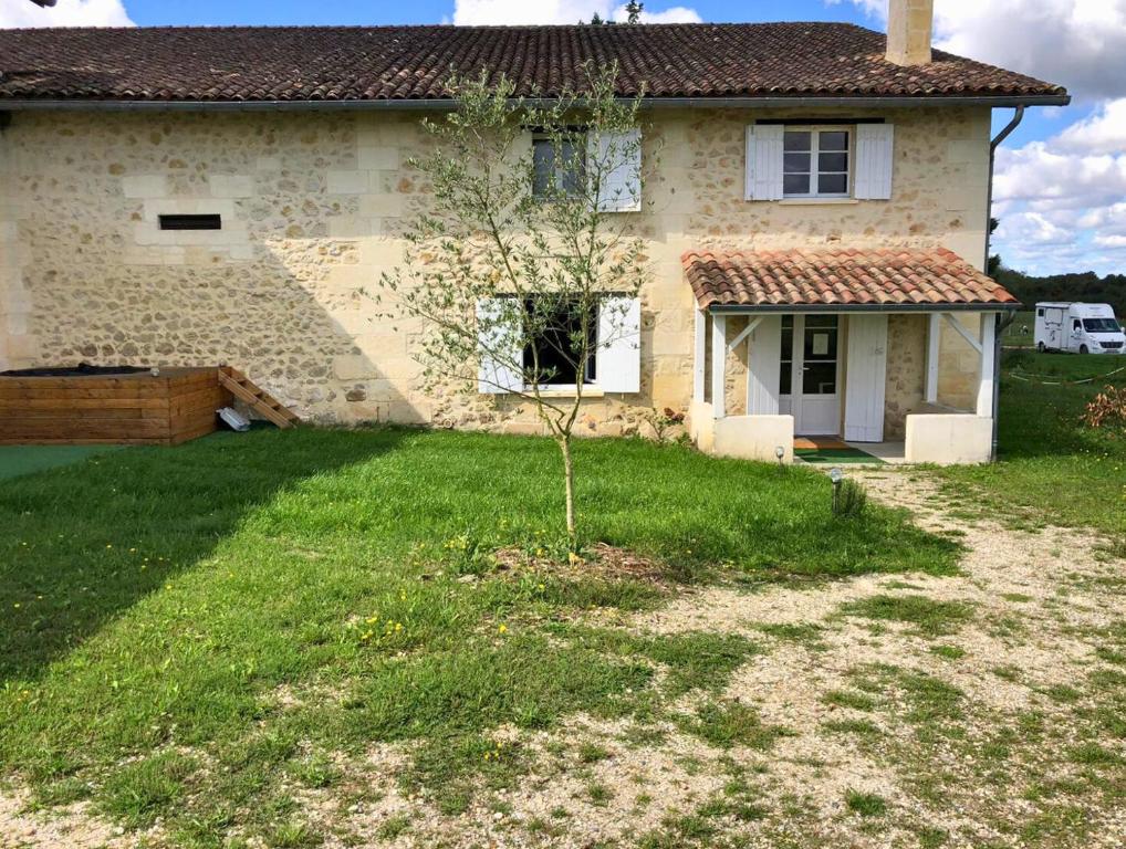 ein kleiner Baum vor einem Haus in der Unterkunft La maison de l'Architecte - Gite proche Bordeaux in Salleboeuf