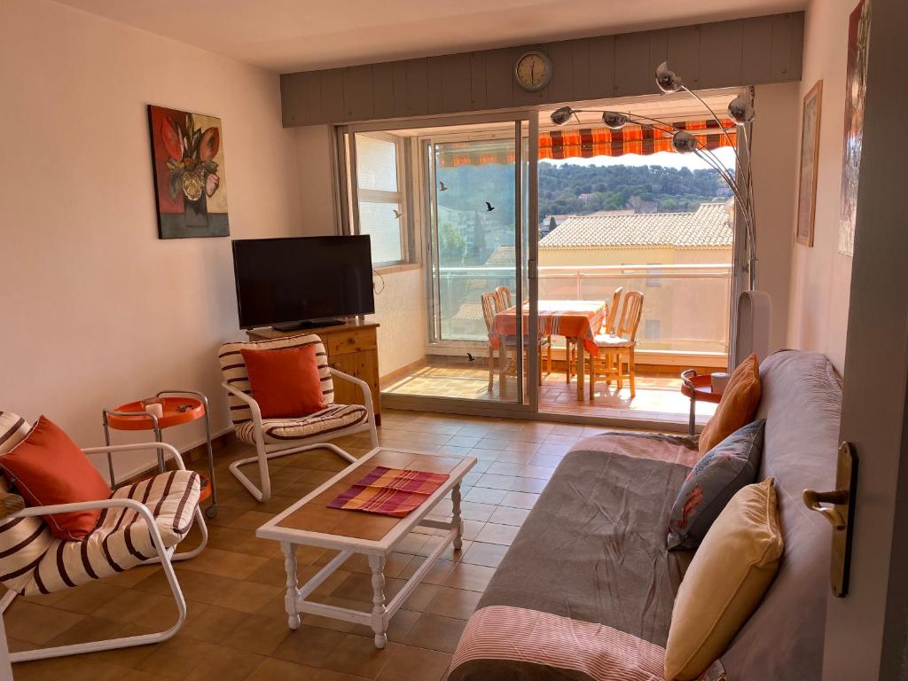 Televízia a/alebo spoločenská miestnosť v ubytovaní Confort absolu à Sanary, l'appart de la mer, tout à pied, le port, la plage, clim et garage