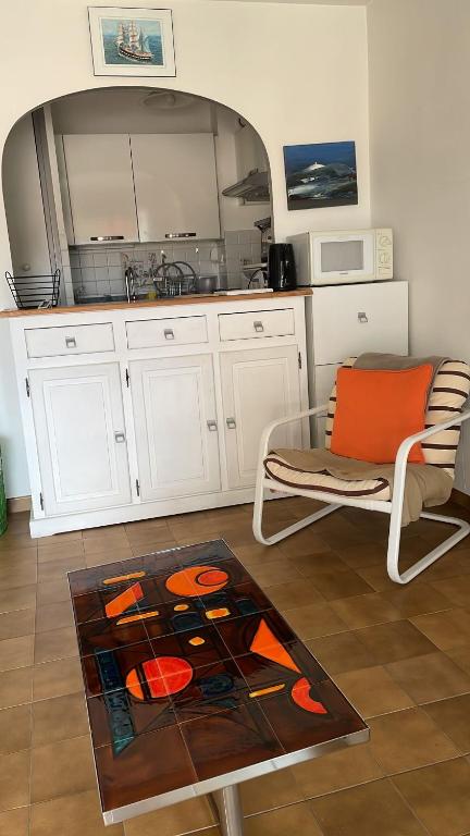 Kuchyňa alebo kuchynka v ubytovaní Confort absolu à Sanary, l'appart de la mer, tout à pied, le port, la plage, clim et garage