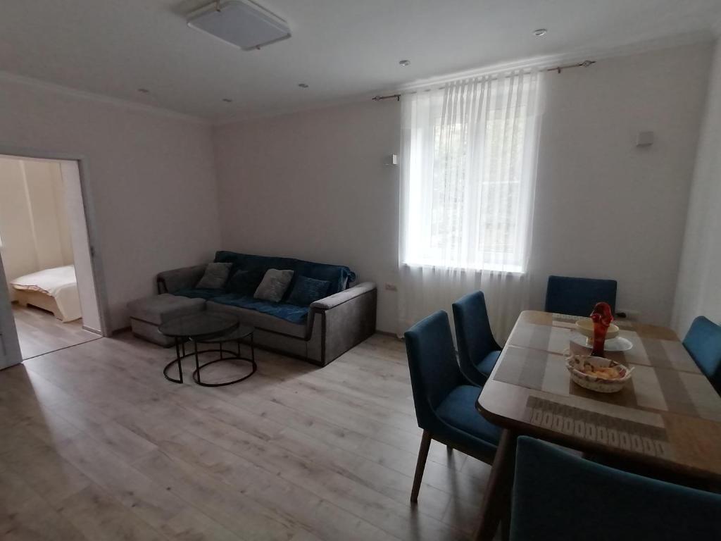 un soggiorno con un divano e un tavolo di Apartment Karkop a Archis