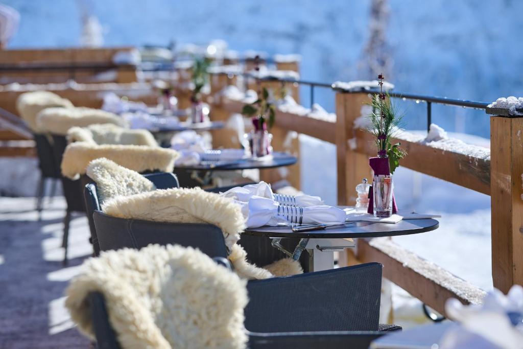 Nespecifikovaný výhled na hory nebo výhled na hory při pohledu z hotelu