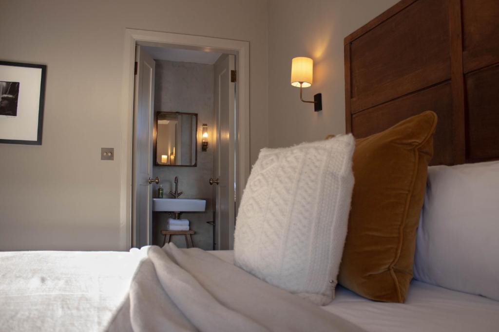 Voodi või voodid majutusasutuse Fiddle + Bow Hotel toas