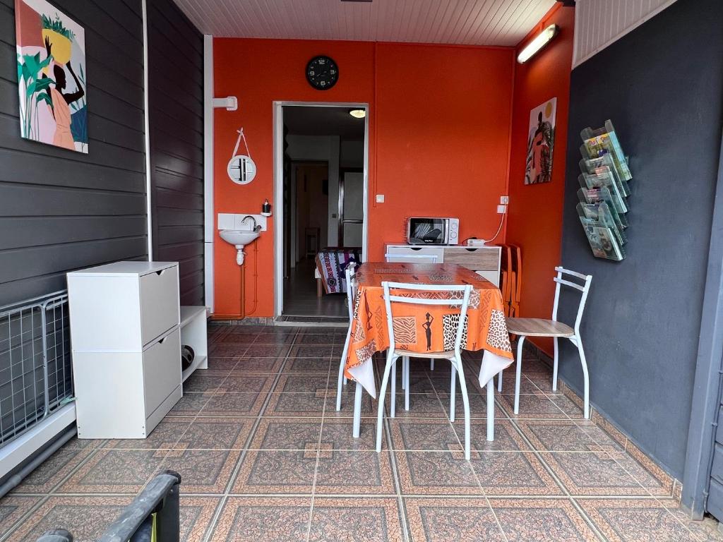 Kuchyň nebo kuchyňský kout v ubytování Appartement F3 à proximité des plages