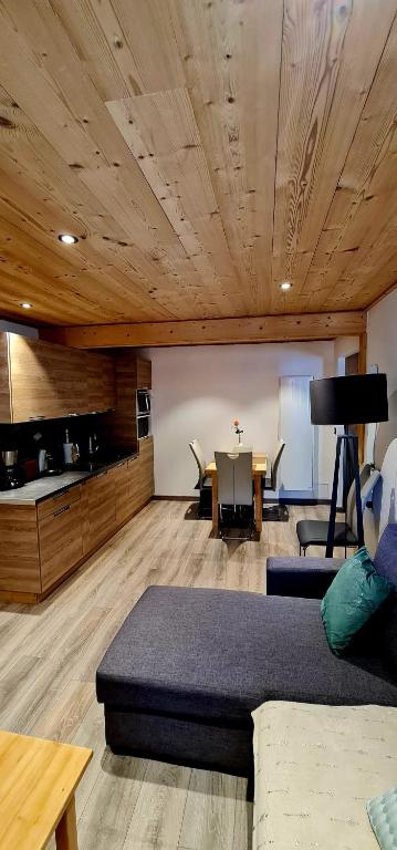 un salon avec un canapé et une table dans l'établissement Les Gets, centre Vieux Village, appartement T2 l'Eden, aux Gets