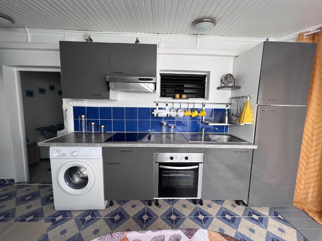 Kuchyň nebo kuchyňský kout v ubytování Appartement F3 à proximité des plages