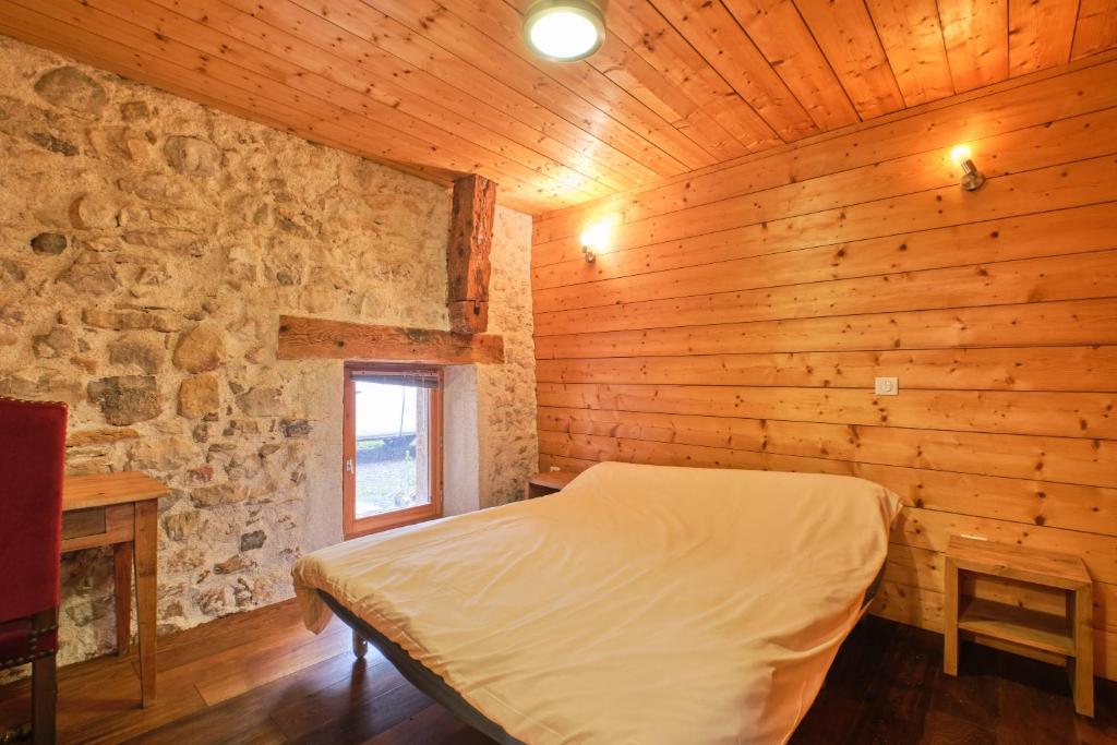 Postel nebo postele na pokoji v ubytování Gite Sappey Chartreuse