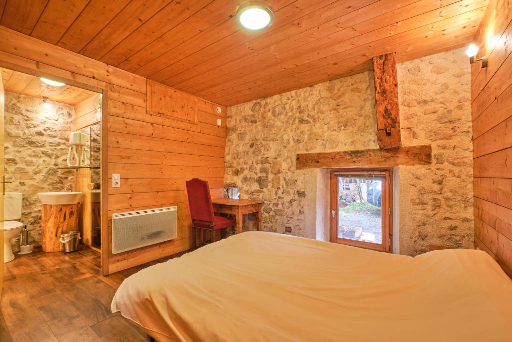 Postel nebo postele na pokoji v ubytování Gite Sappey Chartreuse