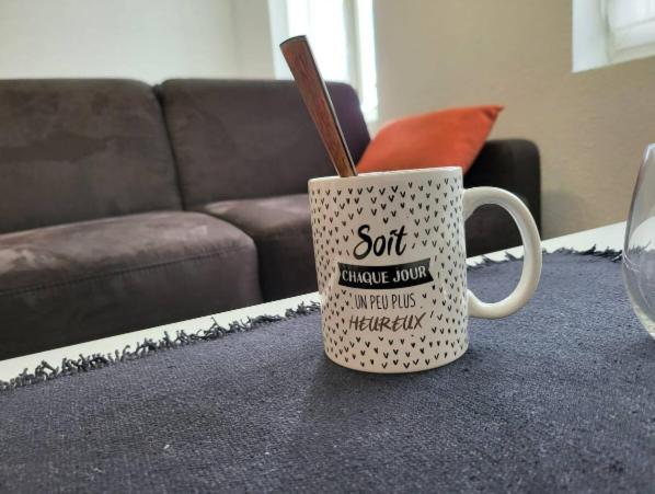 - une tasse de café assise sur une table dans le salon dans l'établissement T2 barbusse 4pers, 3lits, wifi, à Agen