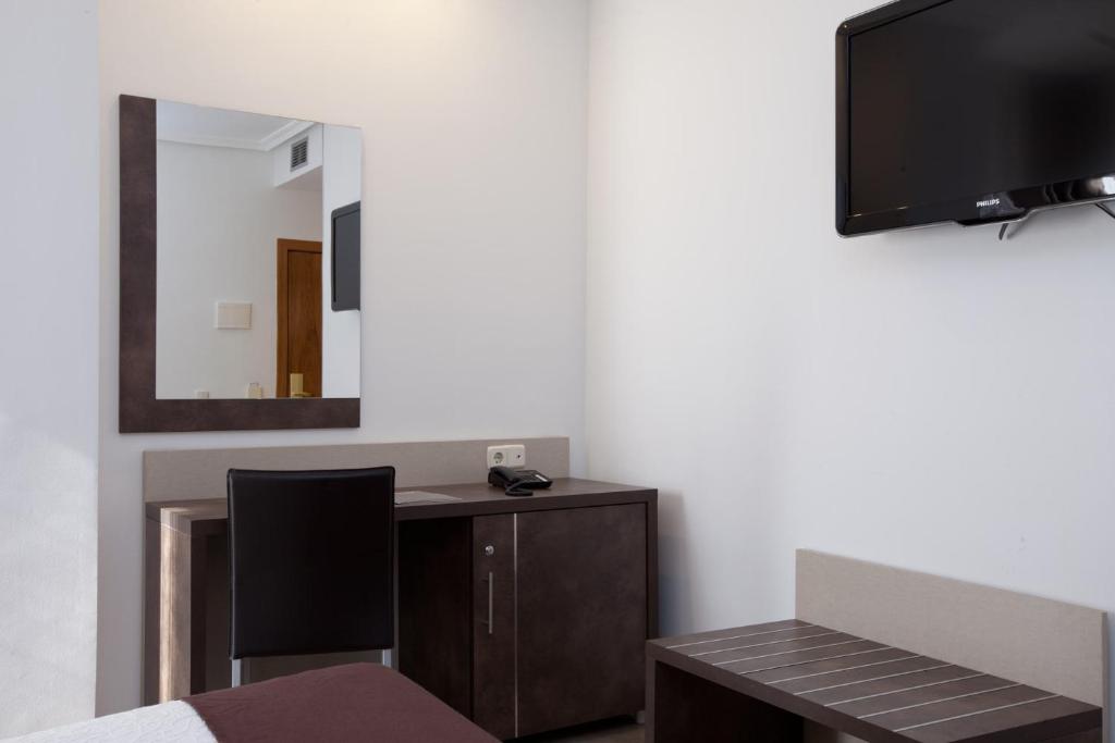 Hotel Villamadrid - Double Room With Extra Bed (3 Adults)