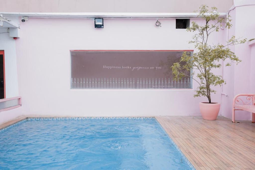 Bazén v ubytování Pink Cabana Hotel nebo v jeho okolí