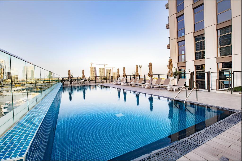 Bazén v ubytování Upscale 2BR apartment with a complete view of the sea on Al Reem Island nebo v jeho okolí