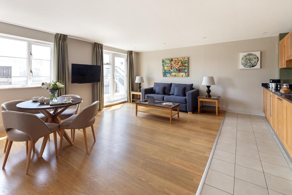 Un televizor și/sau centru de divertisment la Marlin Apartments Commercial Road - Limehouse