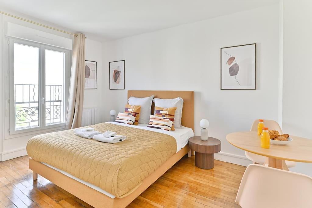 une chambre avec un lit, une table et une fenêtre dans l'établissement Studio fashion Proche Métro #Paris #Montreuil - II, à Montreuil