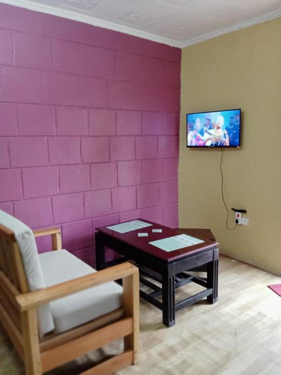 TV a/nebo společenská místnost v ubytování Tiny Haven